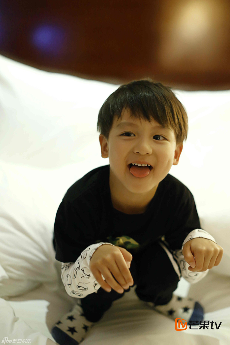 组图:小亮仔搞怪做鬼脸 被窝照软萌似猫咪_高清图集_新浪网