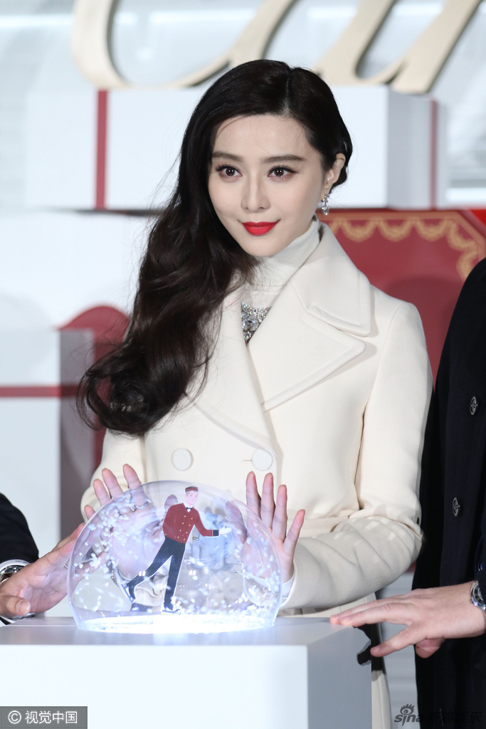 范冰冰白色套装包裹严实 大红唇风情万种