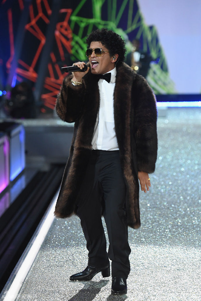 组图:没有对比就没有伤害!火星哥献唱维密秀_高清图集_新浪网