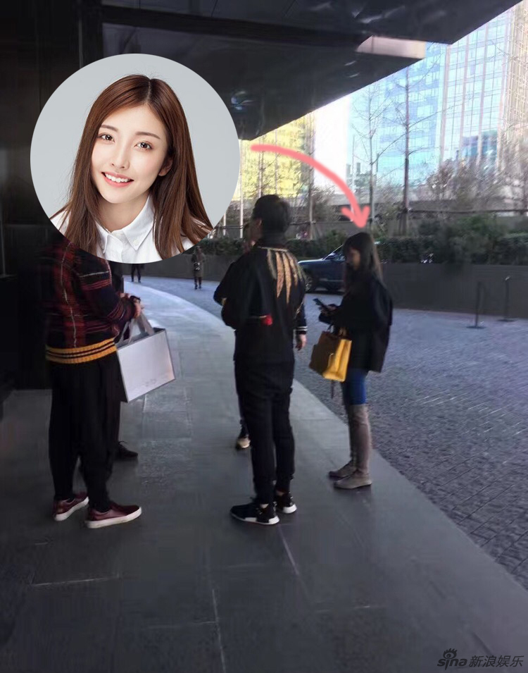 组图:思聪总裁忙工作 女宠豆得儿随行小鸟依人_高清图集_新浪网