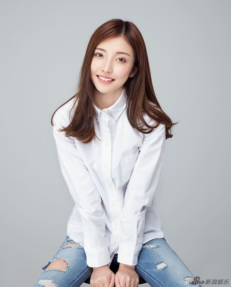 思聪总裁忙工作 女宠豆得儿随行小鸟依人