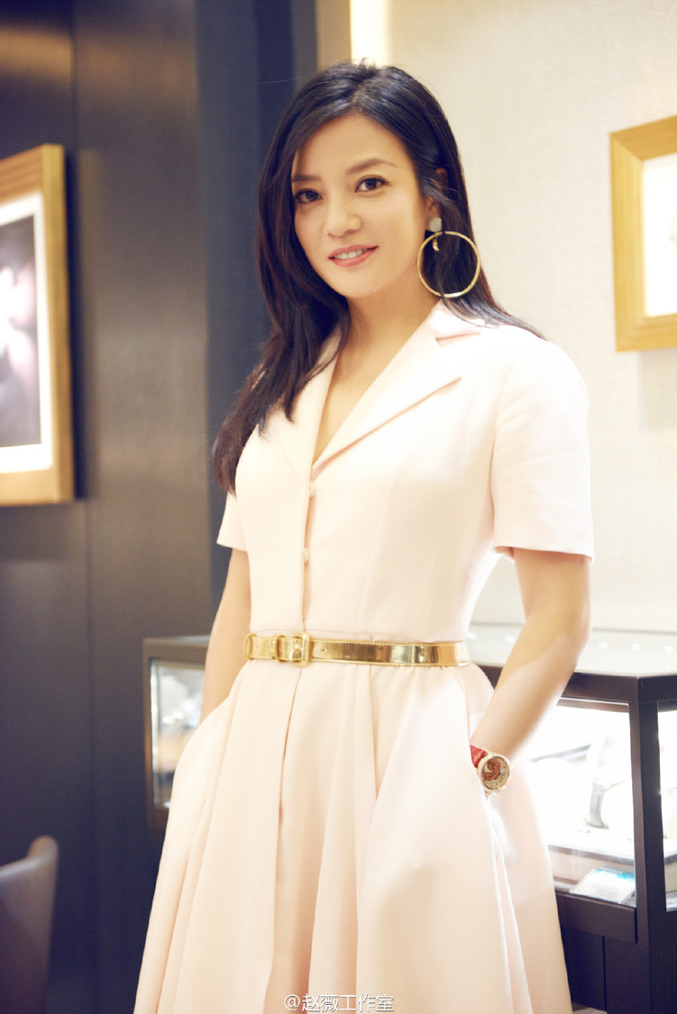 组图:赵薇粉裙现身活动 戴超夸张耳环知性优雅_高清图集_新浪网