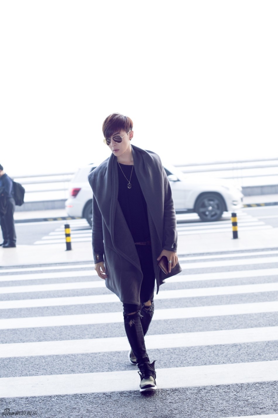 组图:天了噜!唐禹哲墨镜潮服帅气亮相机场_高清图集_新浪网