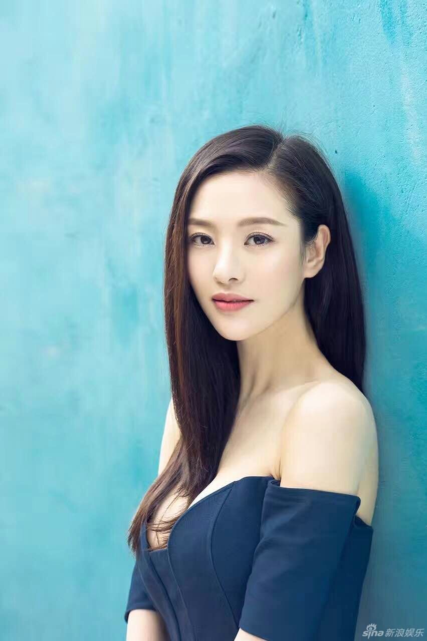 几款造型分别演绎出妩媚,优雅和不羁的风格,充分展现了郑清文的可塑性