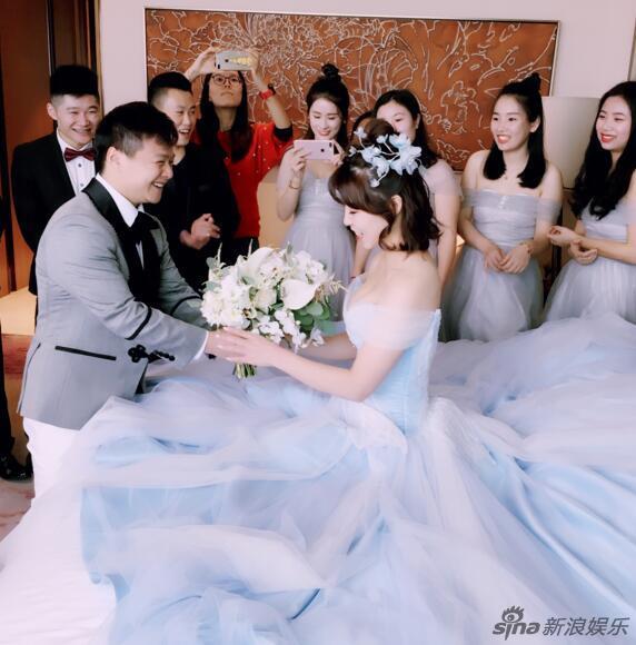 龙清泉爱妻美若天仙