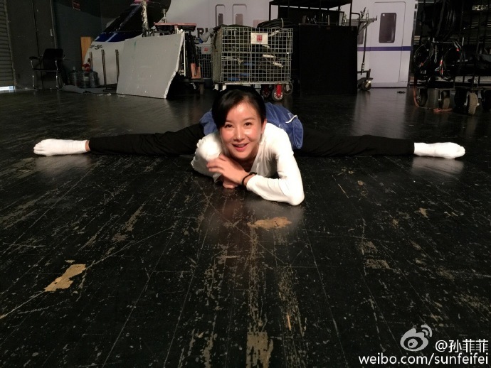 阔太孙菲菲下腰劈叉秀好身段