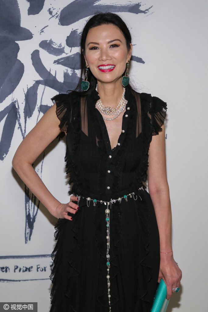 邓文迪深v透视珠光宝气贵妇范