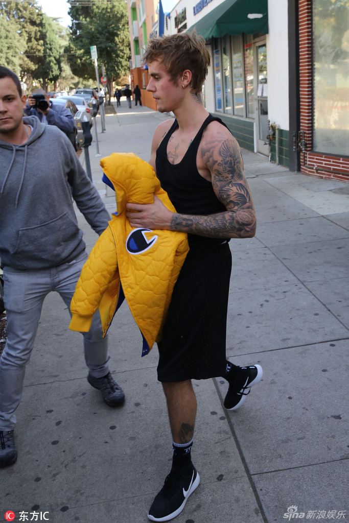 比伯练拳击露好身材