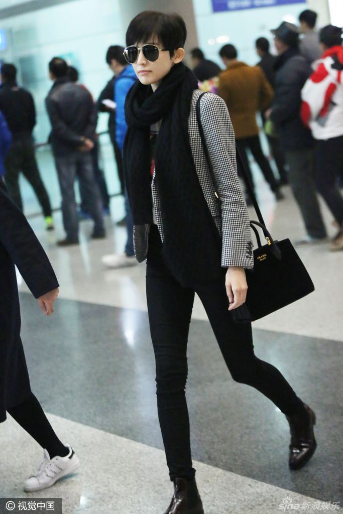 新浪娱乐讯 12月04日,古力娜扎现身首都机场,短发清爽干练ol帅成一道
