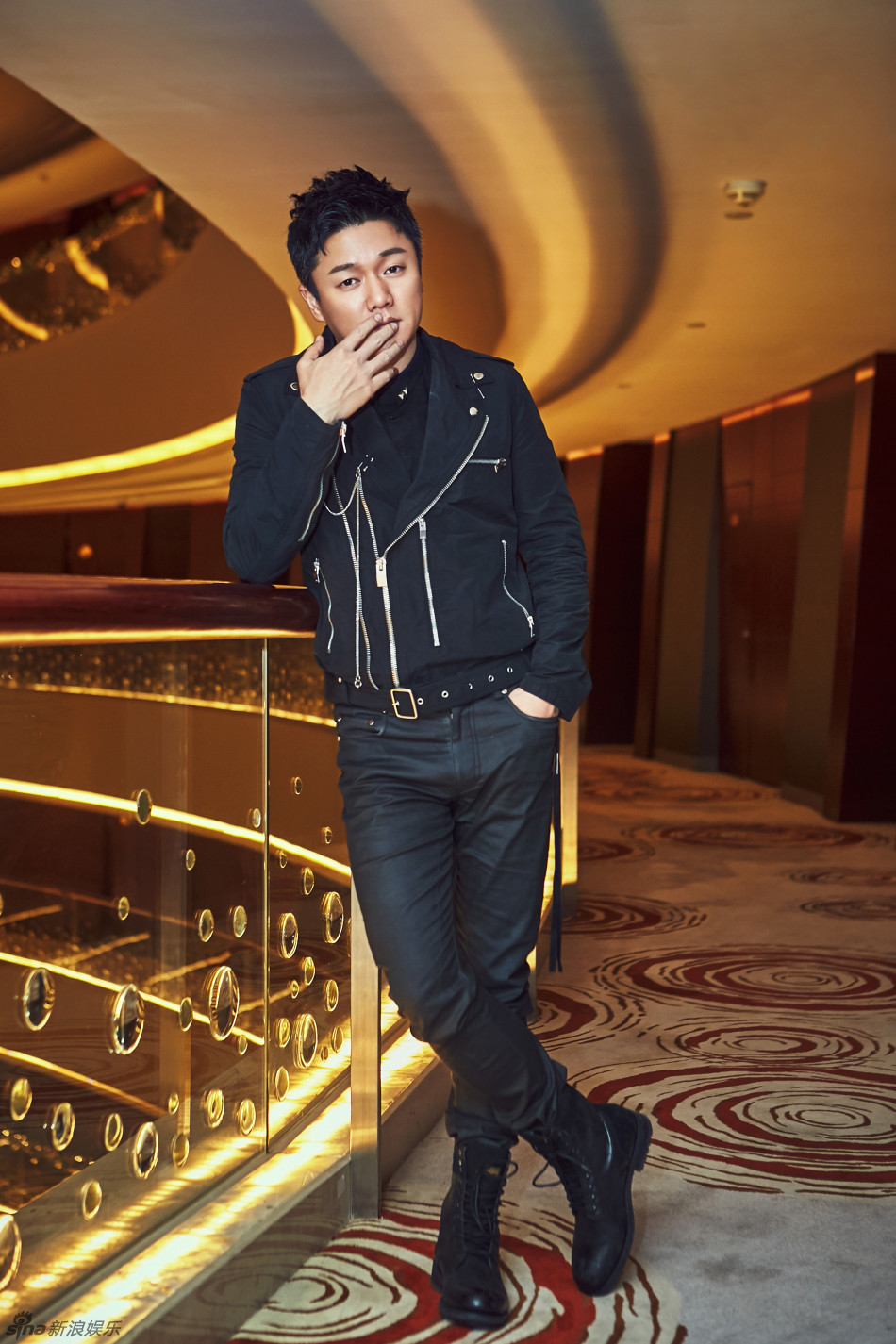 组图:太时髦!肖央时尚潮搭尽显绅士雅痞范_高清图集_新浪网