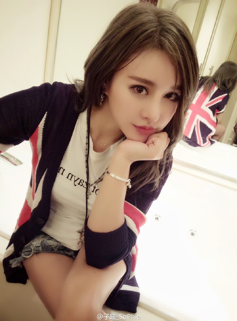 新浪娱乐讯 日前,一位微博id@子曦_sophie 的人妻美女在微博晒出一组