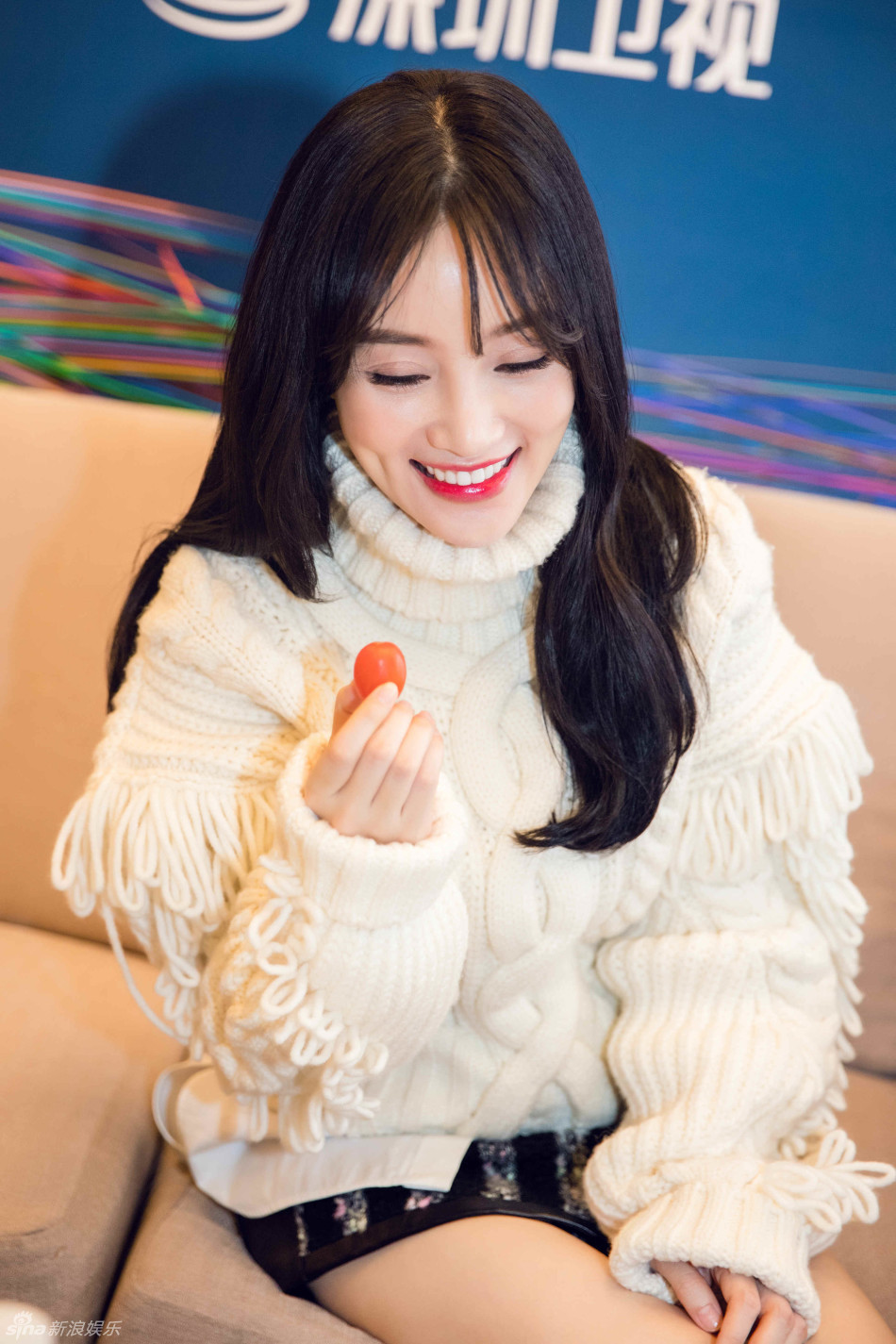 李小璐超短裙秀美腿