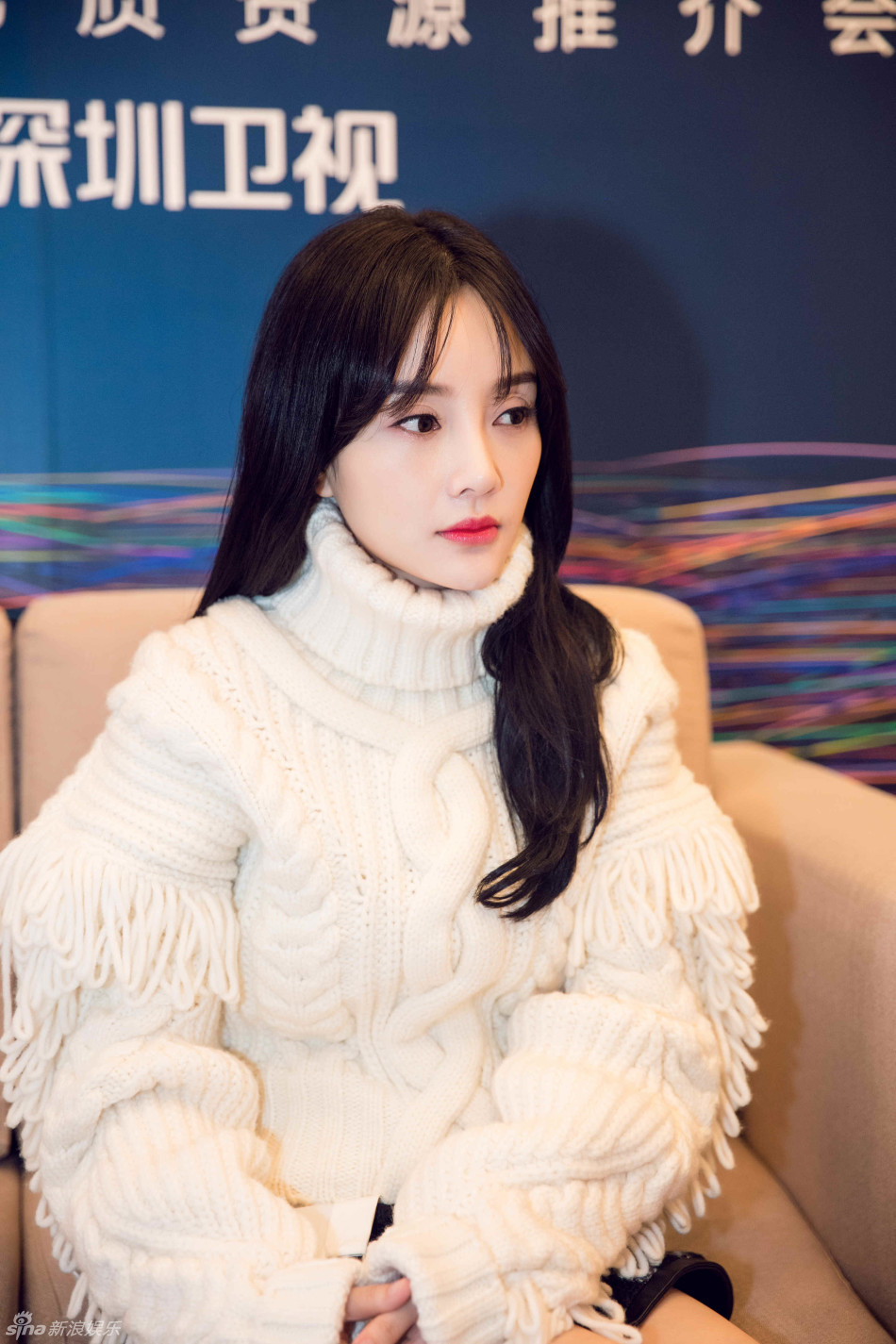 李小璐超短裙秀美腿