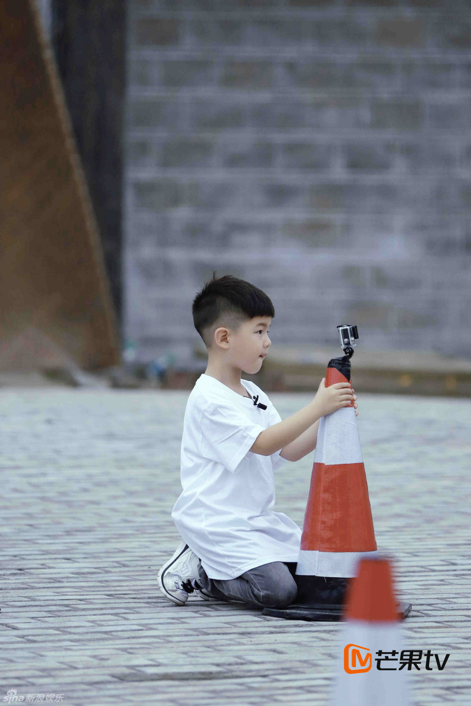 组图:亮仔卷发look潮过老爸 安吉新发型更爷们_高清图集_新浪网