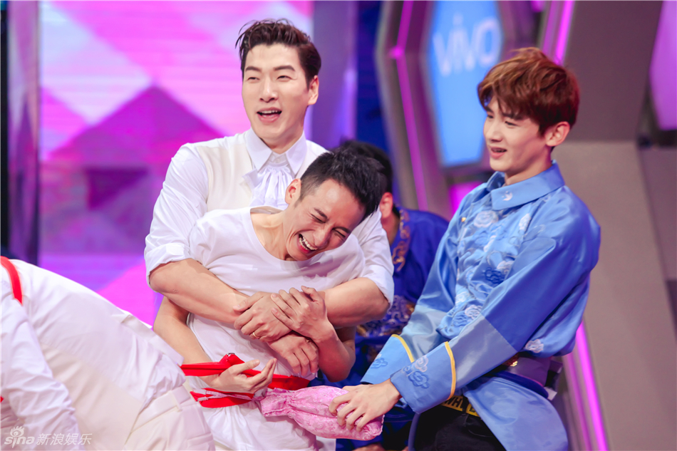 组图:欧豪白敬亭辣眼cos秀 蔡国庆神模仿tfboys_高清图集_新浪网