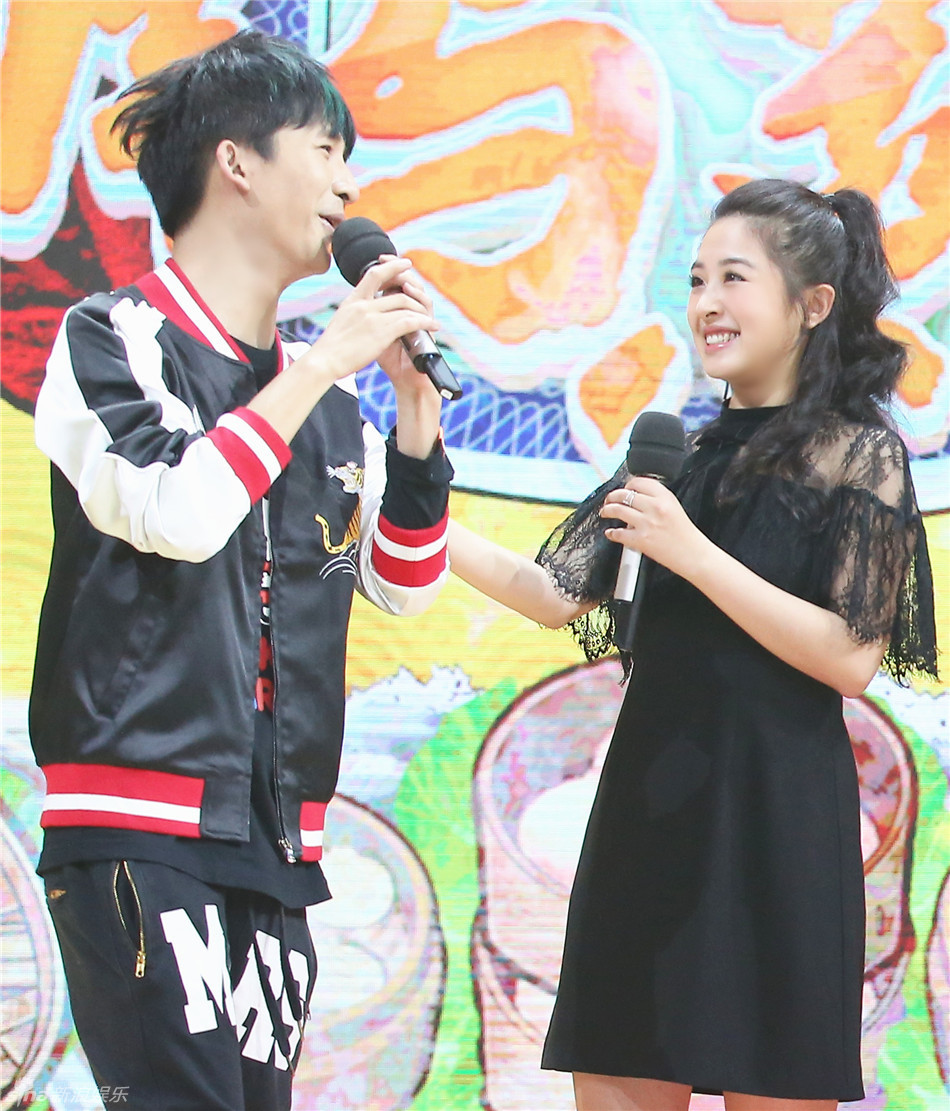 组图:张含韵吃包子满面通红 金晨一字马美翻_高清图集_新浪网