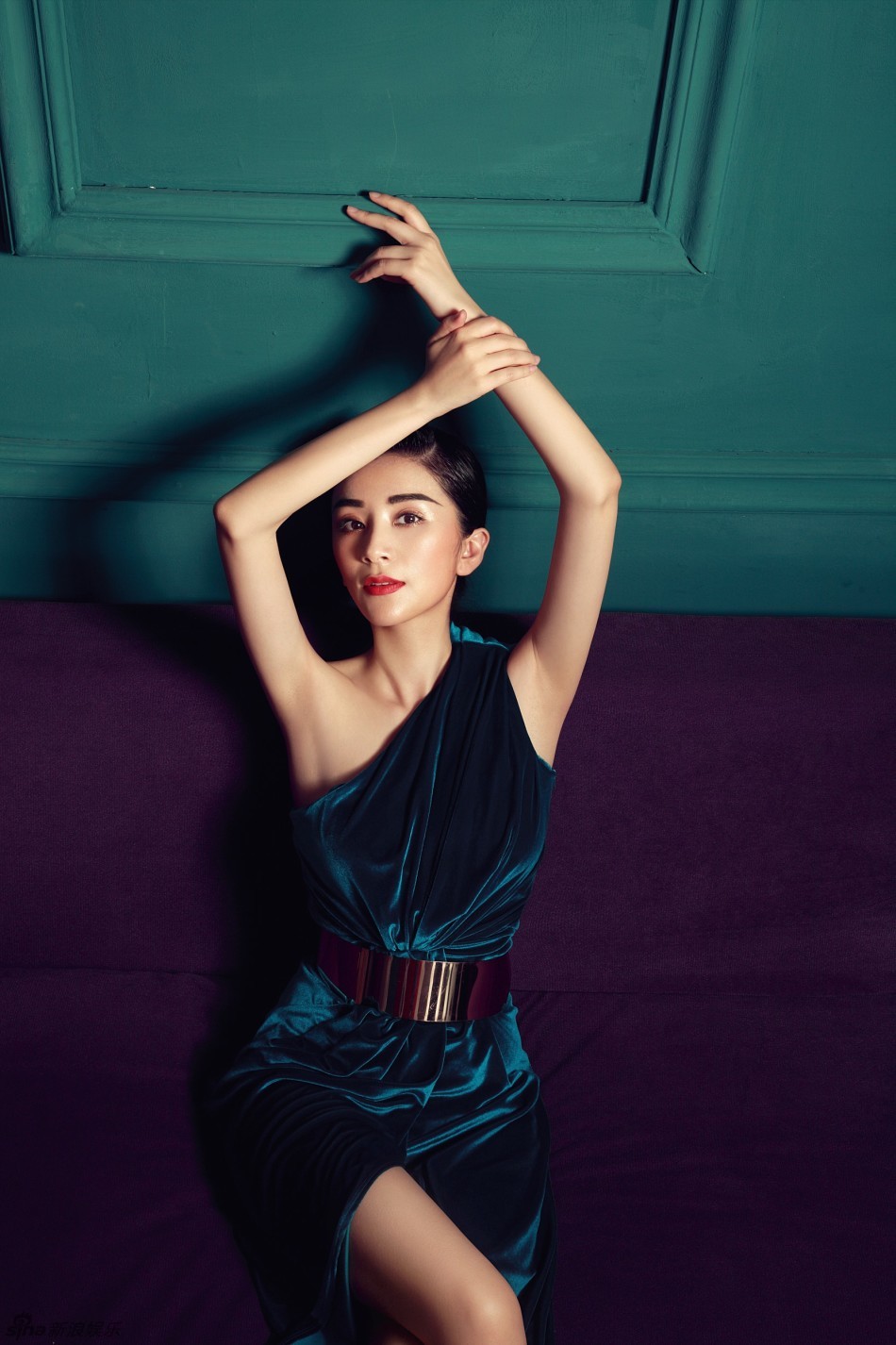 新浪娱乐讯 近日,刘庭羽曝光了一组幽魅迷离的古堡风复古写真大片.