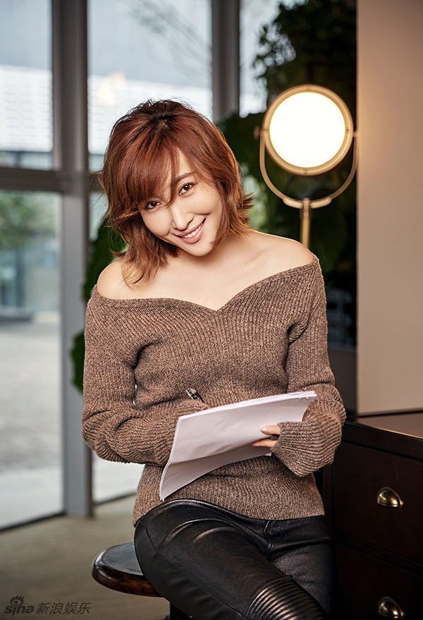 组图:陈祉希优雅变身办公室白领 气场不输明星_高清图集_新浪网