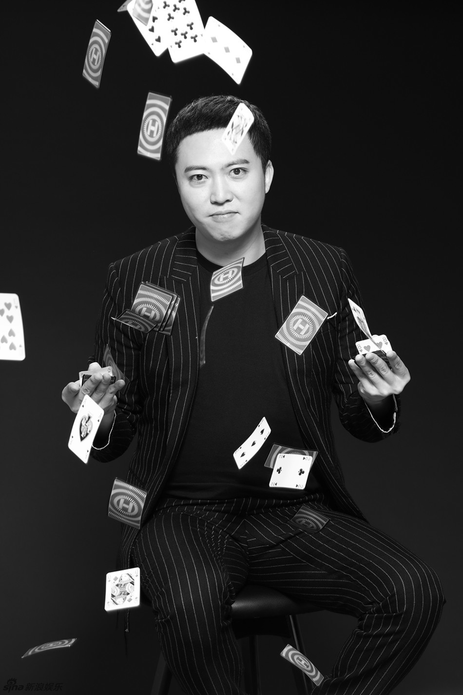 组图:张一鸣曝绅士范黑白大片 鬼马潮搭变雅痞_高清图集_新浪网