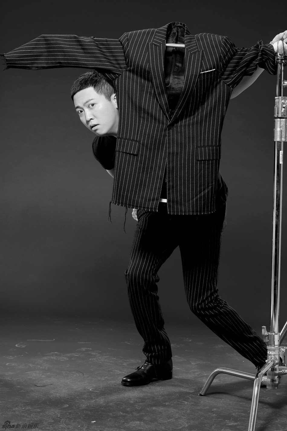 组图:张一鸣曝绅士范黑白大片 鬼马潮搭变雅痞_高清图集_新浪网