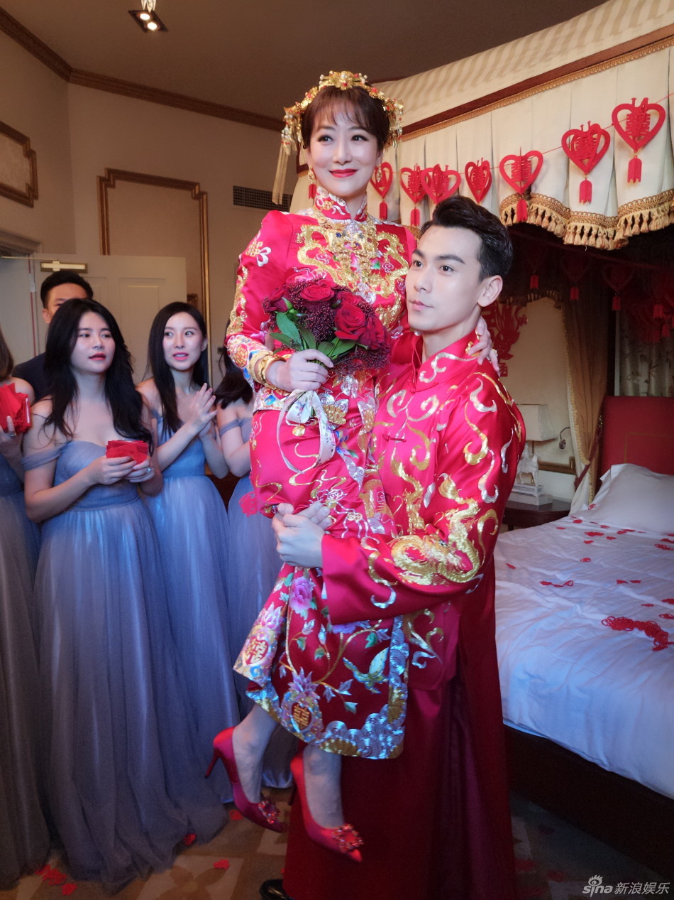 组图:陈紫函戴向宇大婚 大红中式礼服十分喜庆_高清图集_新浪网