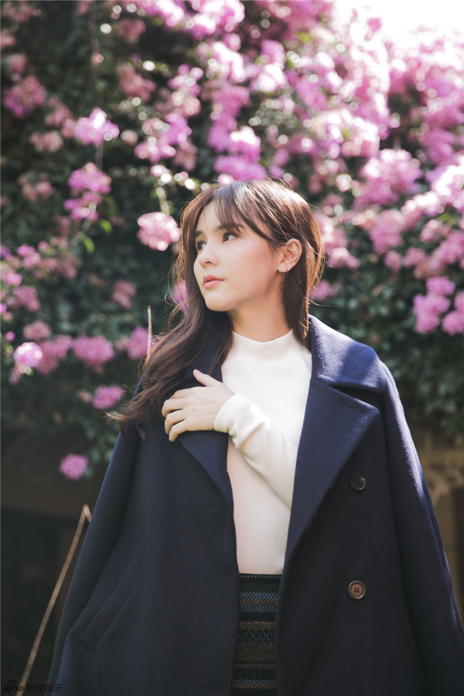 aom李海娜漫步花海