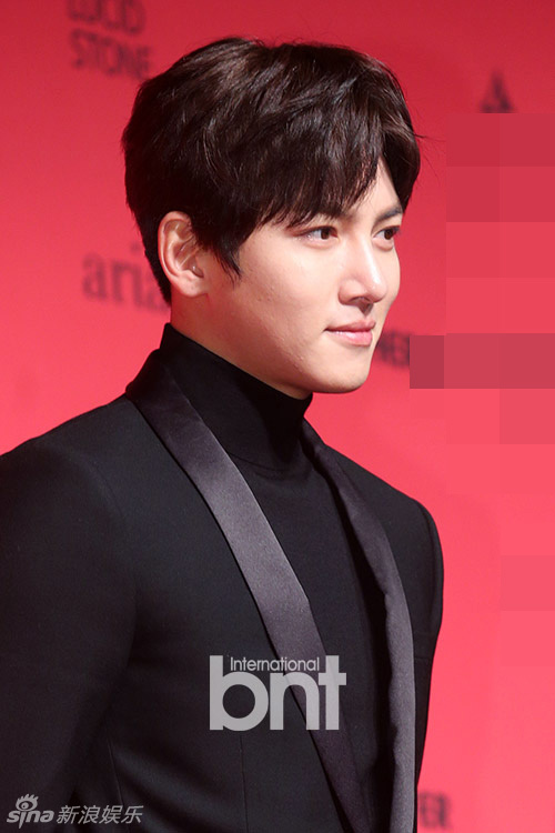 组图:池昌旭黑衣帅气亮相活动 结束新剧略发胖_高清图集_新浪网