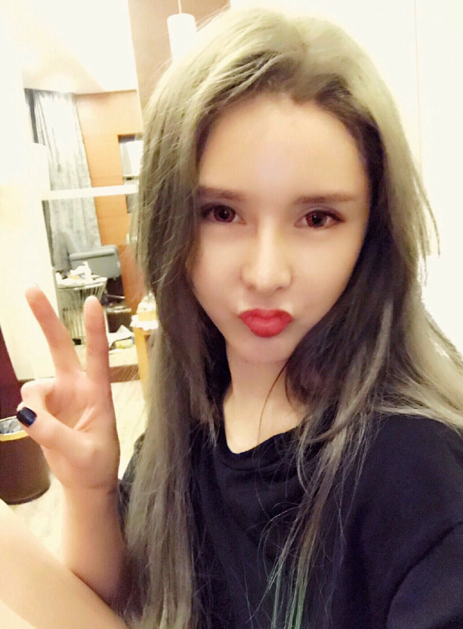 组图:网红鼻祖沉珂变身接吻鱼 噘嘴卖萌超可爱_高清图集_新浪网