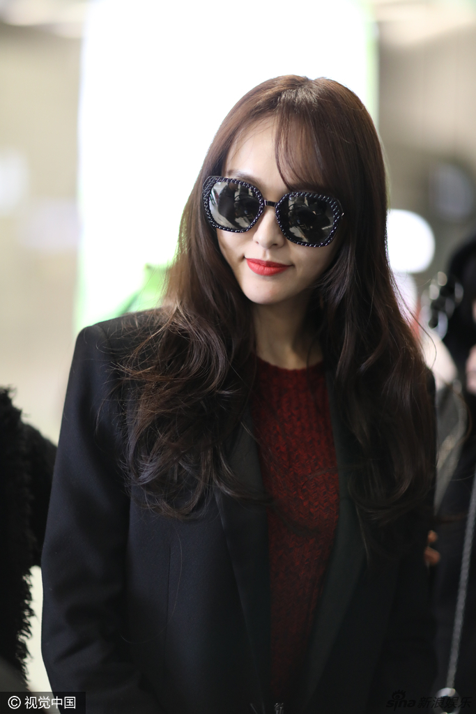 新浪娱乐讯 13日,唐嫣深夜现身上海机场,她身穿黑色大衣墨镜遮面露