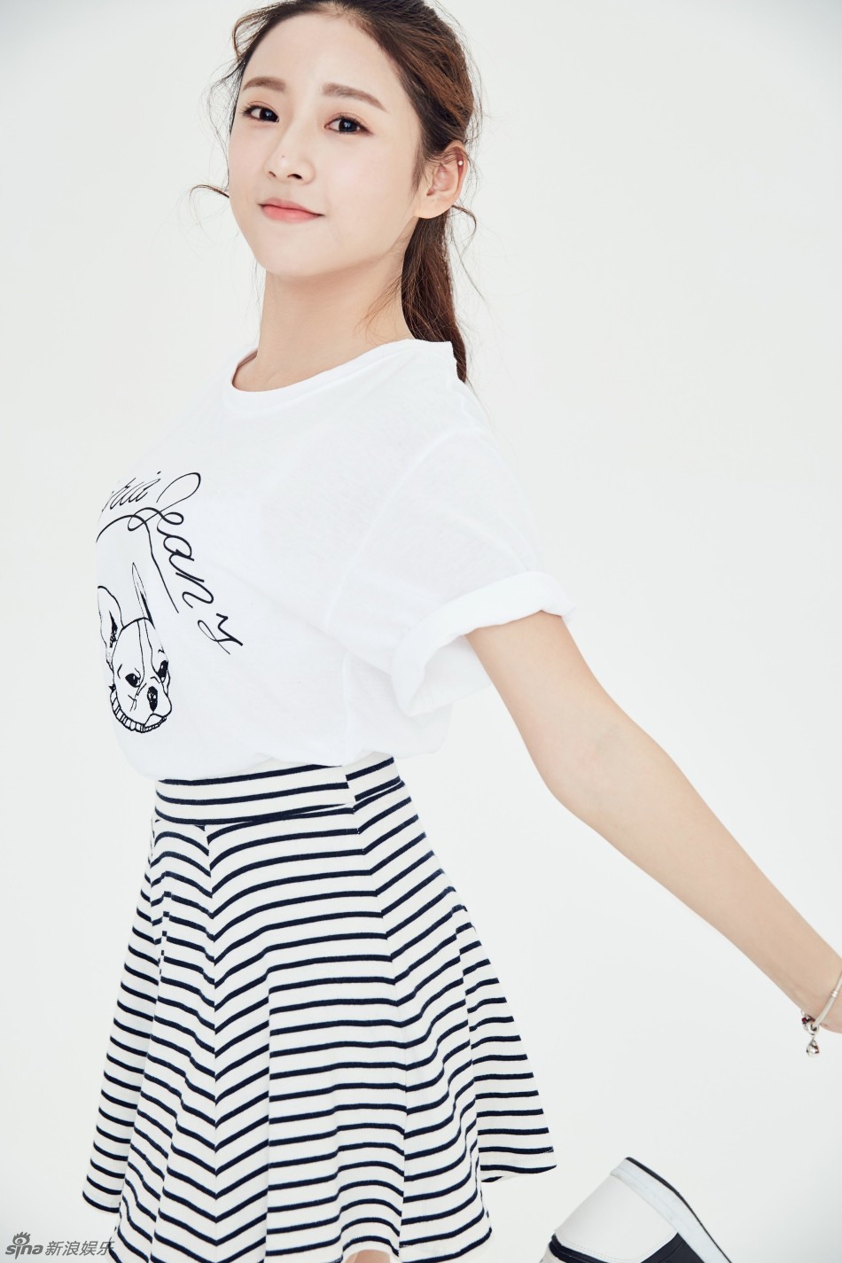 新浪娱乐讯 近日,新人演员丁一一这组可爱俏皮写真,散发着青春的气息.