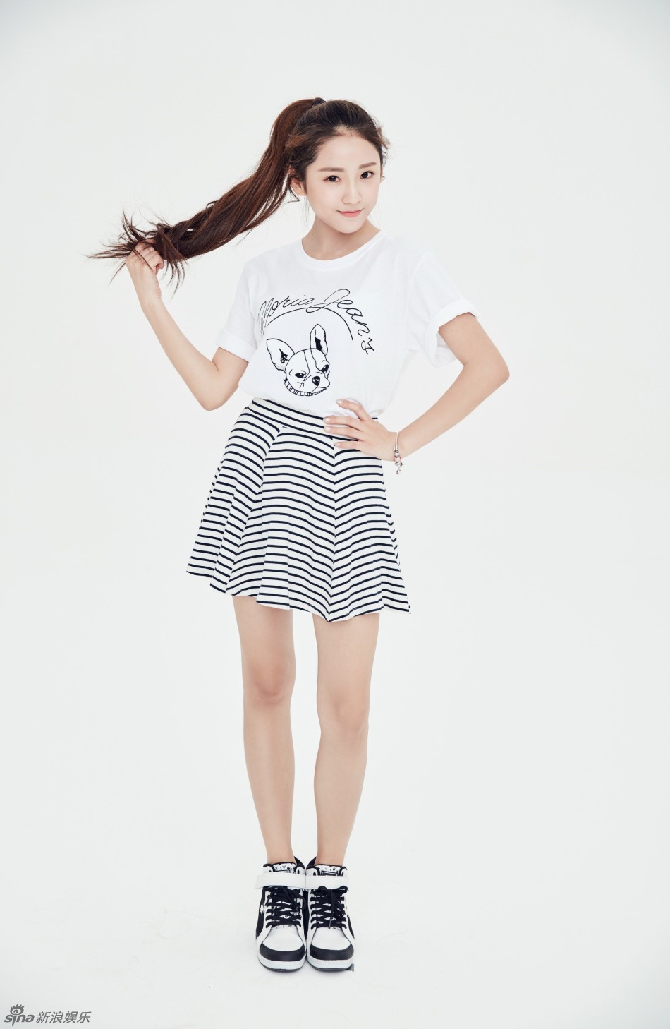 新浪娱乐讯 近日,新人演员丁一一这组可爱俏皮写真,散发着青春的气息.