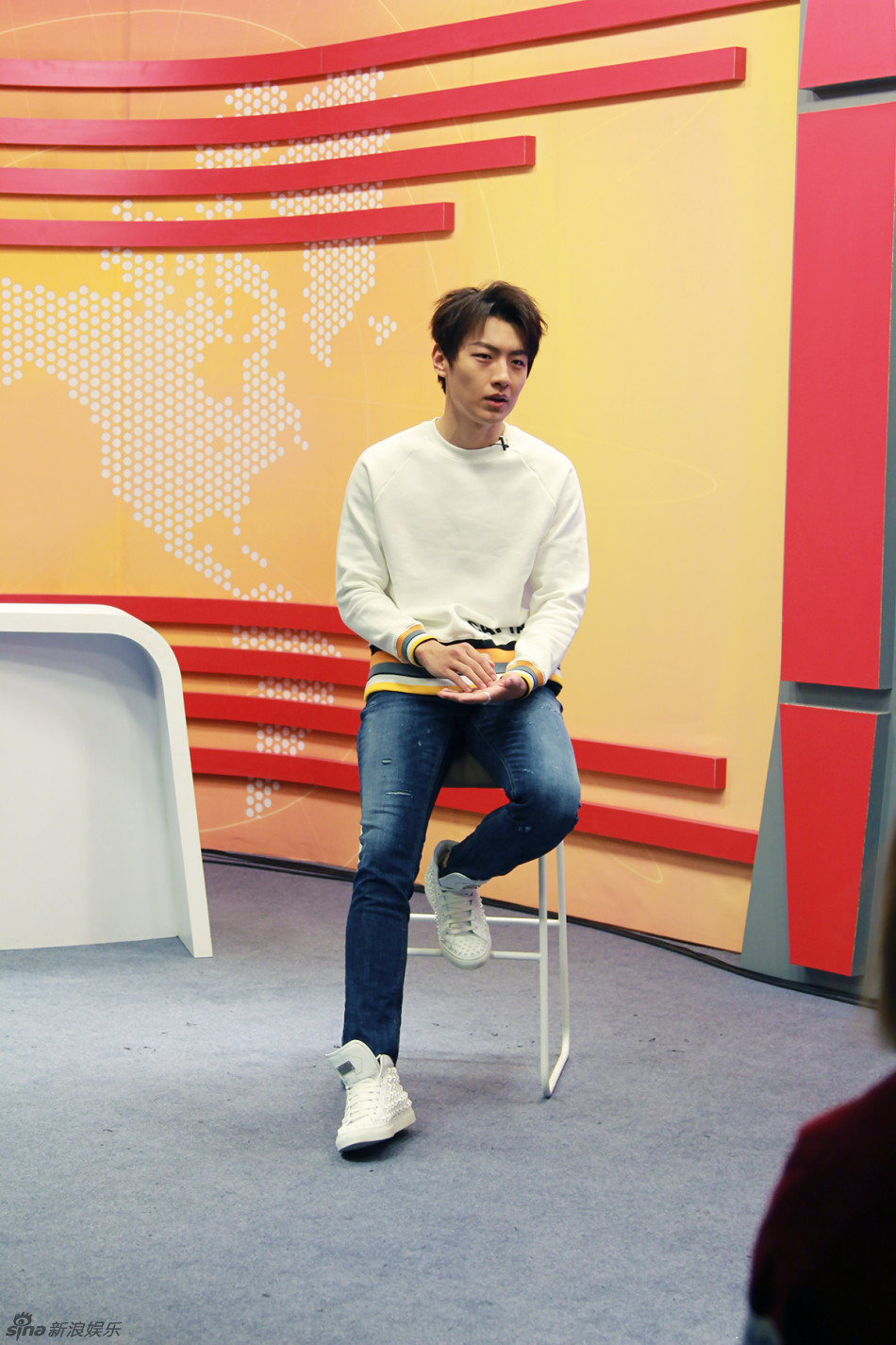 组图:王青做客《星风做浪 》拉粉丝手摸肌肉_高清图集_新浪网