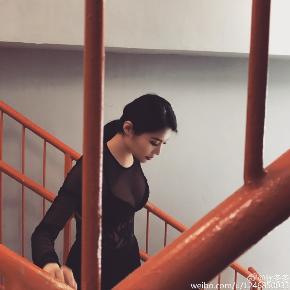 组图:大嫂徐冬冬楼梯间性感秀内衣 极尽诱人_高清图集_新浪网
