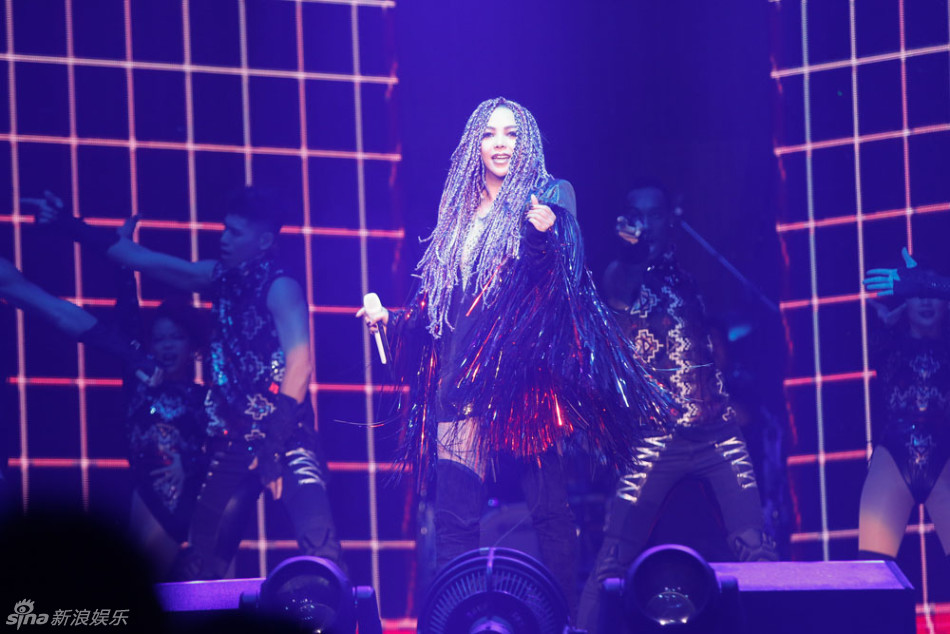 组图:张惠妹巡演上海开唱 与粉丝再定十年之约_高清图集_新浪网