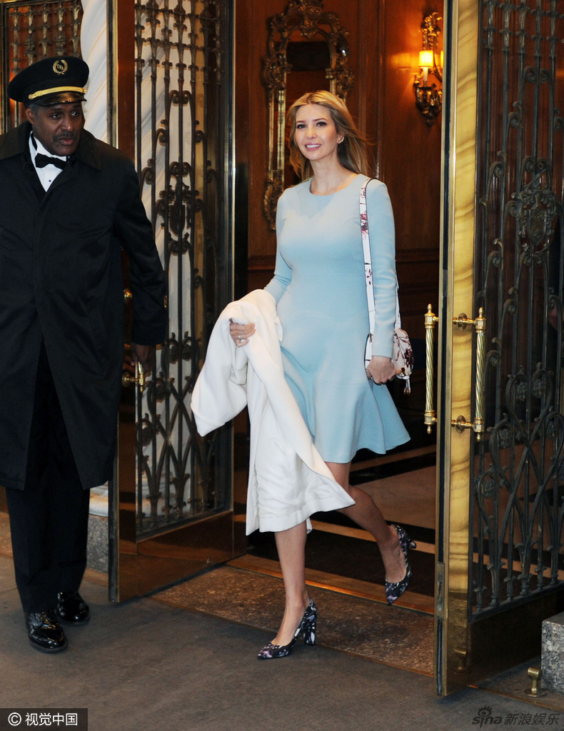 川普女儿出门春光满面 短裙秀白滑长腿