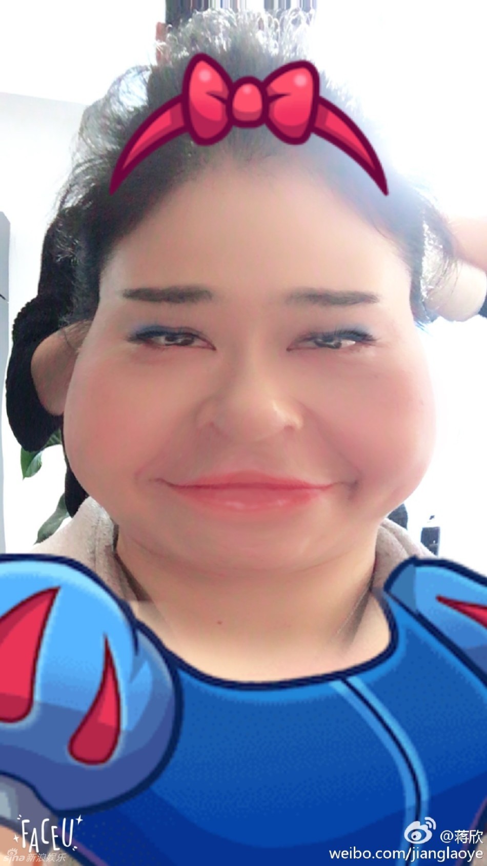 蒋欣拍丑照自拍 脸拉得超胖_高清图集_新浪网