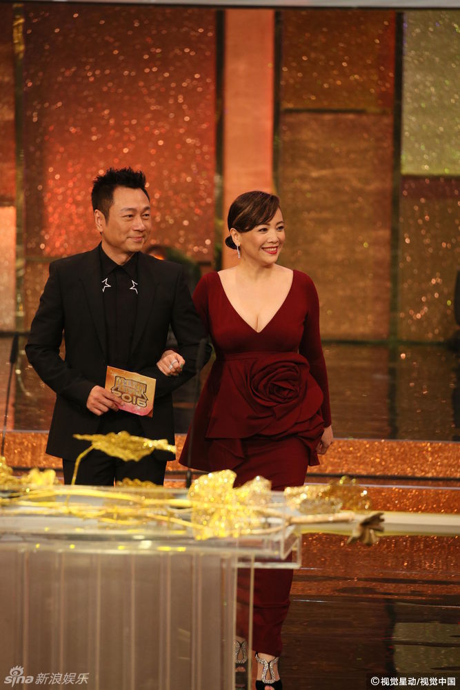 颁奖典礼最佳剧集的颁奖嘉宾:邓萃雯,黎耀祥