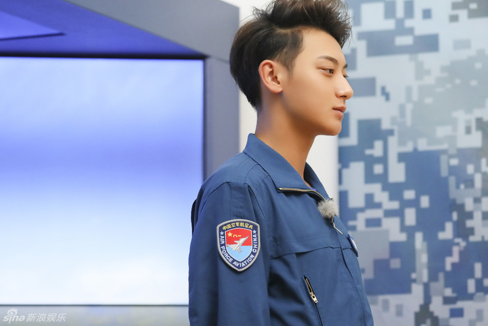 组图:黄子韬敬军礼眼神坚定迷人 坐机舱超帅气_高清图集_新浪网
