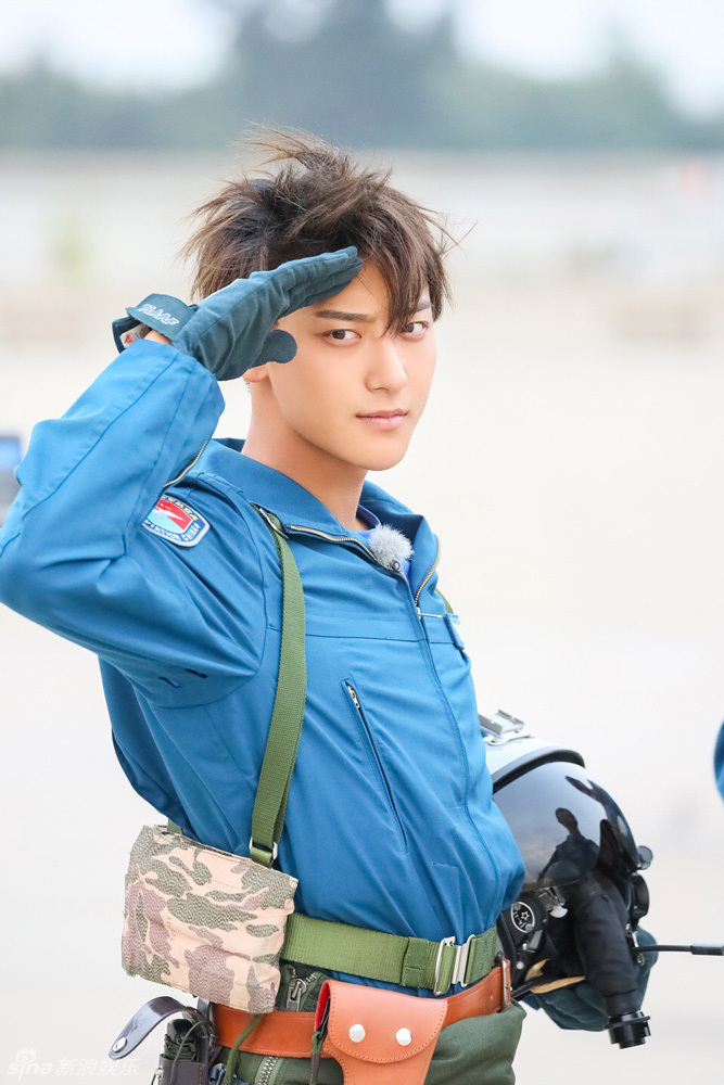 黄子韬敬军礼眼神坚定迷人