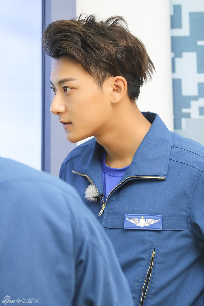 组图:黄子韬敬军礼眼神坚定迷人 坐机舱超帅气_高清图集_新浪网