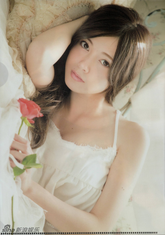 日女星白石麻衣着小吊带露嫩肤 性感诱人