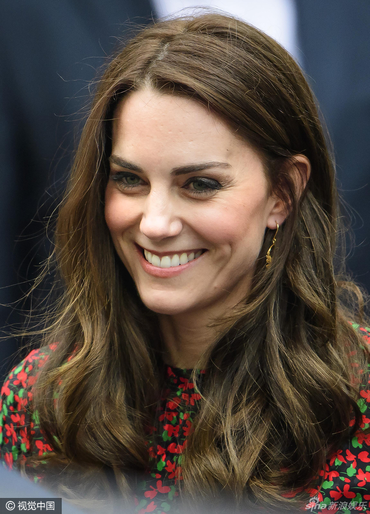 组图:凯特王妃碎花长裙端庄 双手遮肚疑证怀孕_高清图集_新浪网