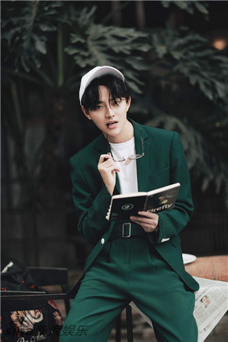 1 / 6 新浪娱乐讯 圣诞将近,演员曾一竣曝光一组