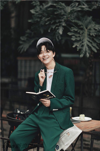 组图: 曾一竣墨绿西装显文艺 魅力有型引领时尚_高清图集_新浪网