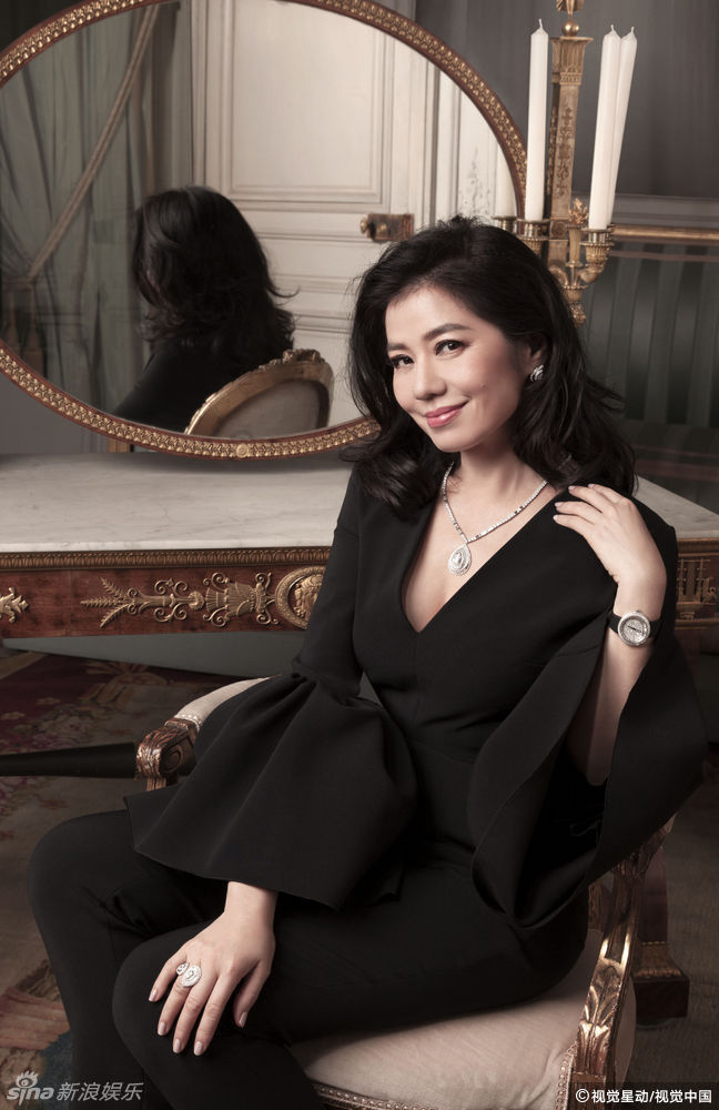 56岁钟楚红皮肤紧致 身材窈窕上围丰满