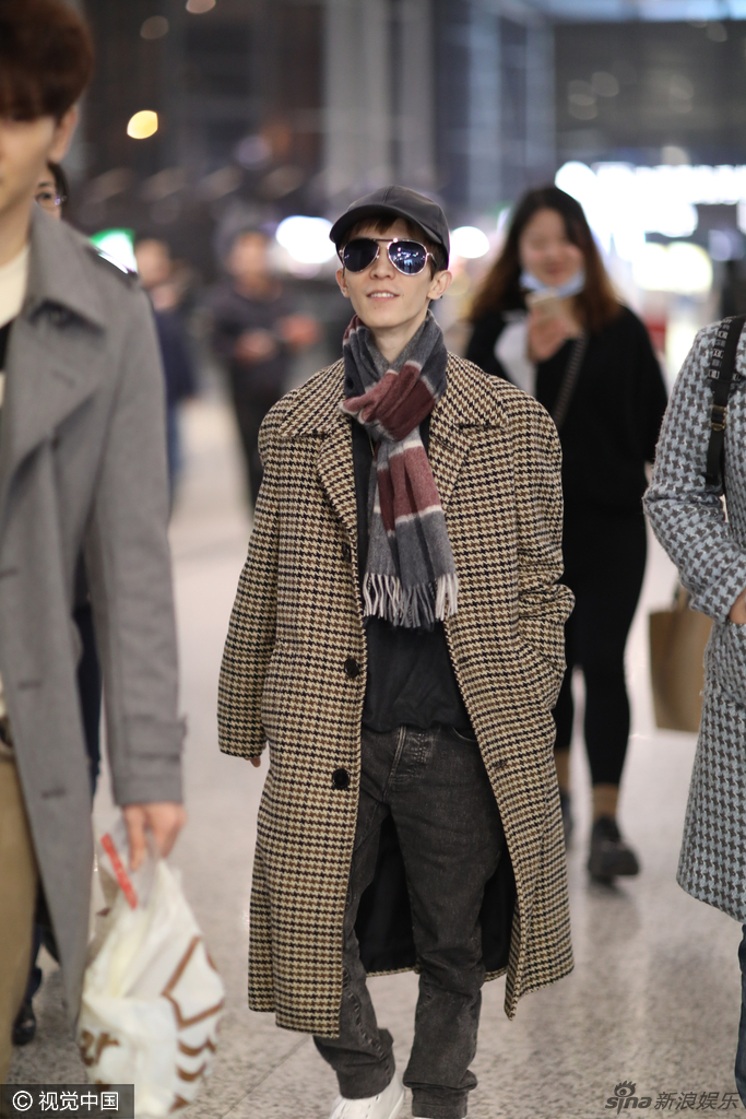 组图:郭敬明挑战超长大衣 走路带风微笑显自信_高清图集_新浪网