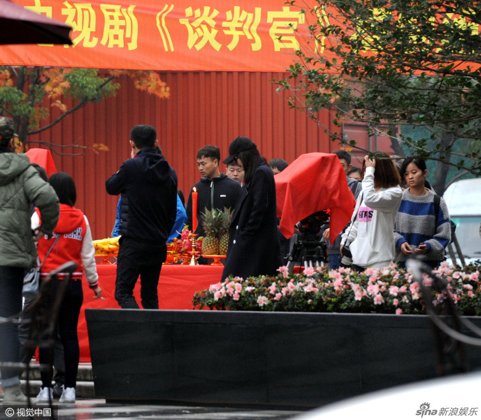 日前,杨幂新戏在上海开机,为了避免被人打扰剧组特意选在早上七点开机