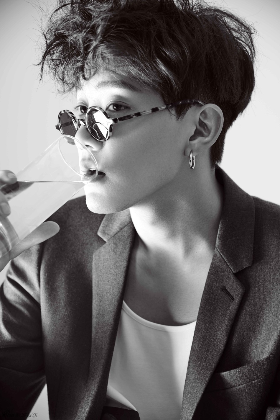 组图:洋气的卷发少年!范世錡摩登写真清爽时尚_高清图集_新浪网