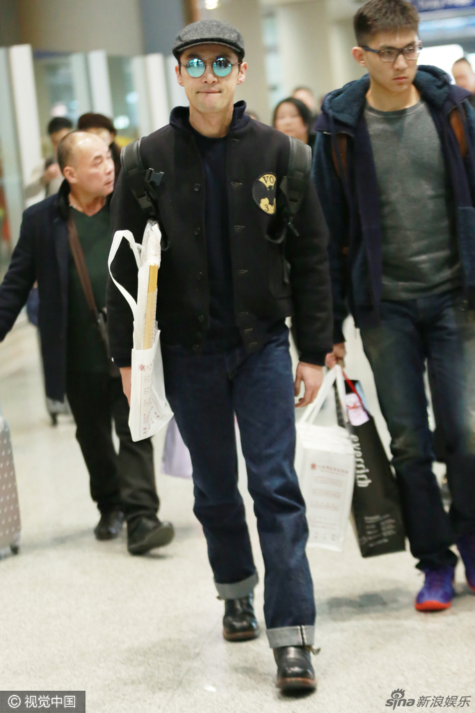 胡歌现身机场