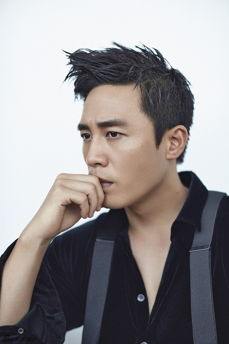 照片中,杜淳身穿黑色丝绒长袖衬衫配黑色背带裤,眼神深邃忧郁,气质